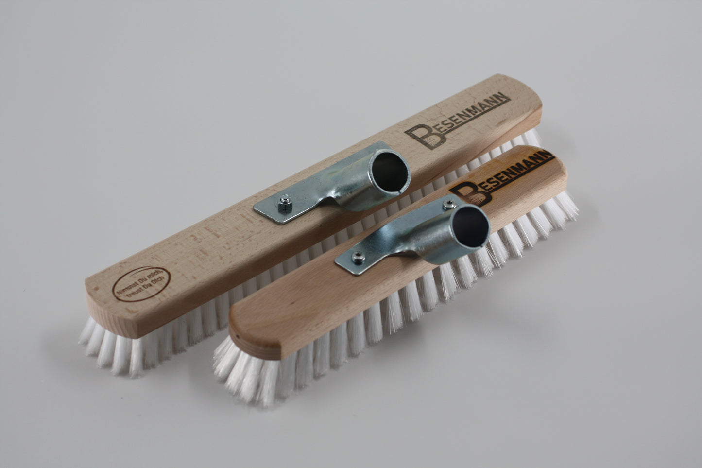 Besenmann Bodenschrubber weiß – 30/40 cm mit massivem 28 mm Stielhalter (ohne Stiel)