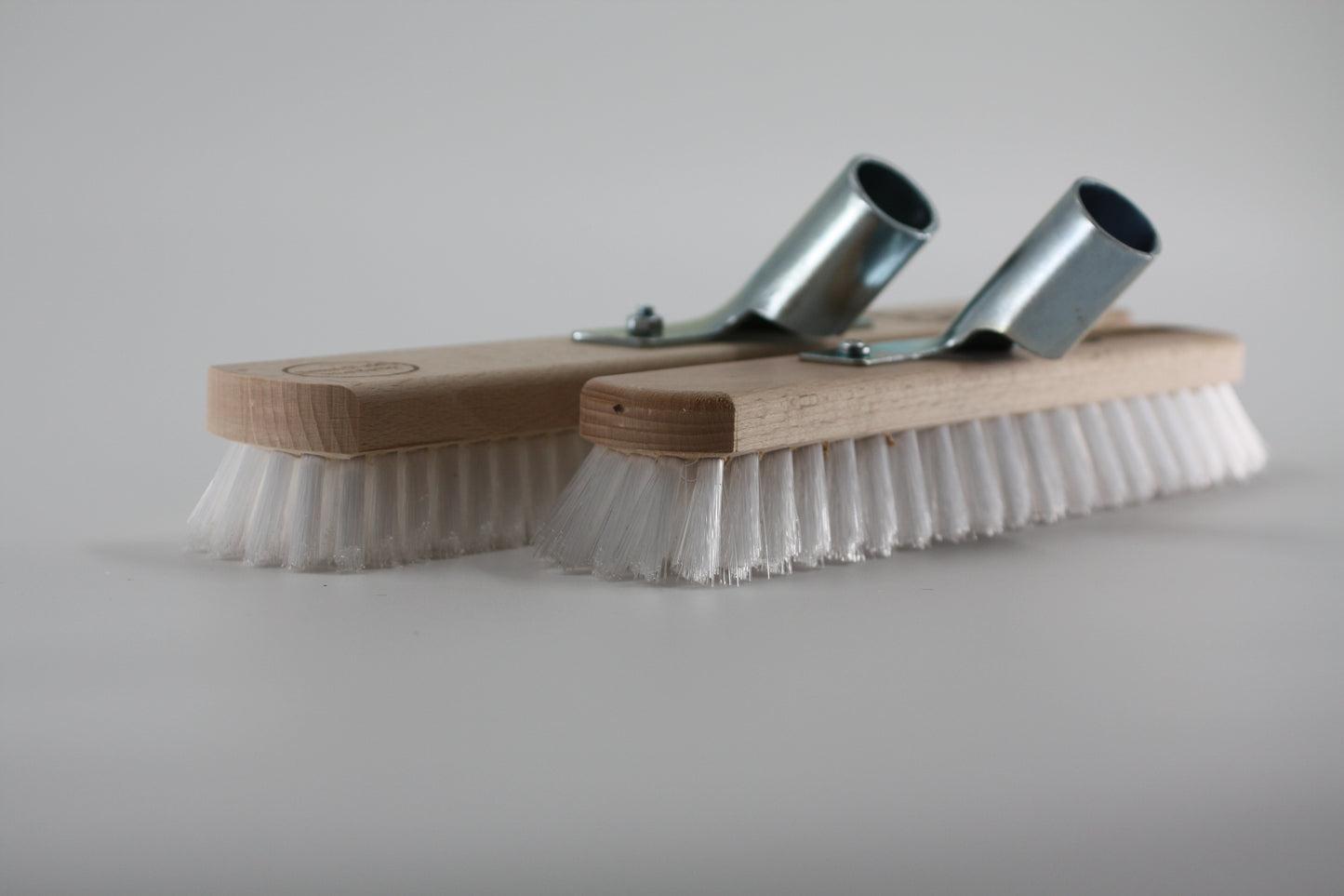 Besenmann Bodenschrubber weiß – 30/40 cm mit massivem 28 mm Stielhalter (ohne Stiel)